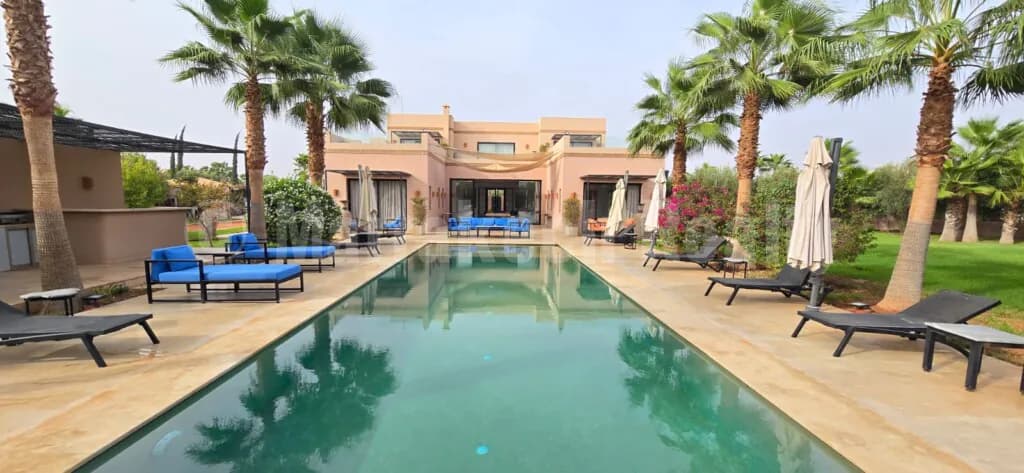 villa-contemporaine-de-650-m2-avec-belles-prestations